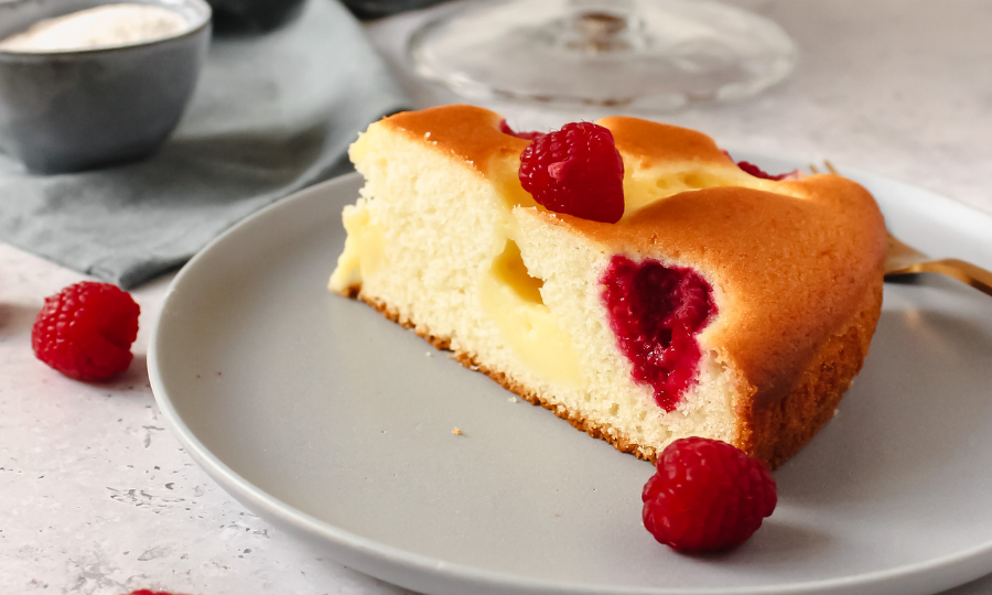 Rührkuchen mit Patisserie-Creme und Himbeeren