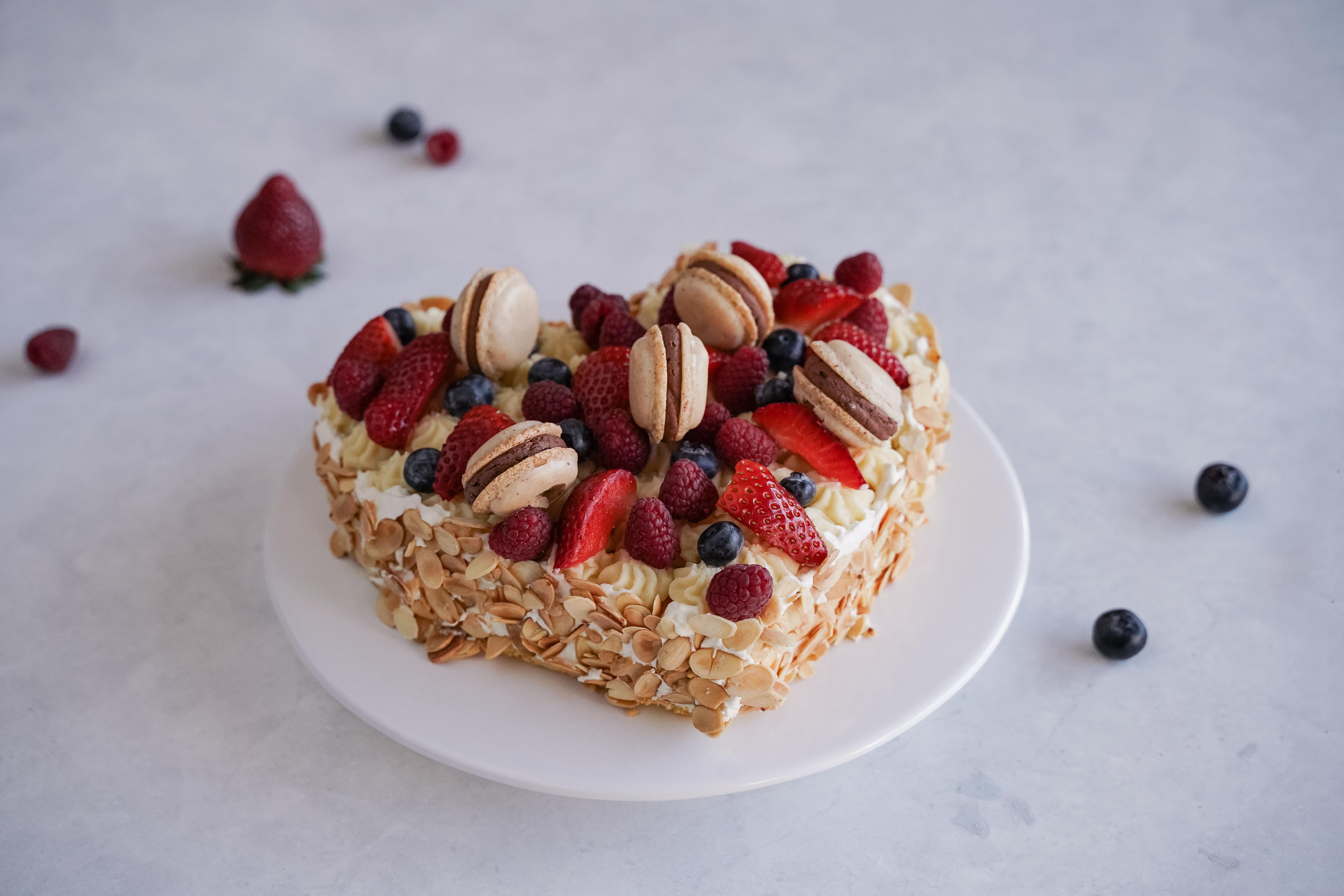 Herztorte mit Vanillecreme und Beeren